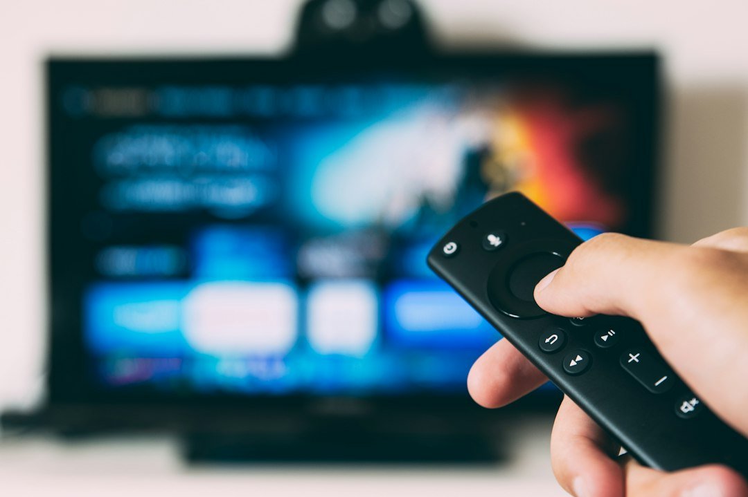 Smart TV en afstandsbediening bij IPTV-installatie